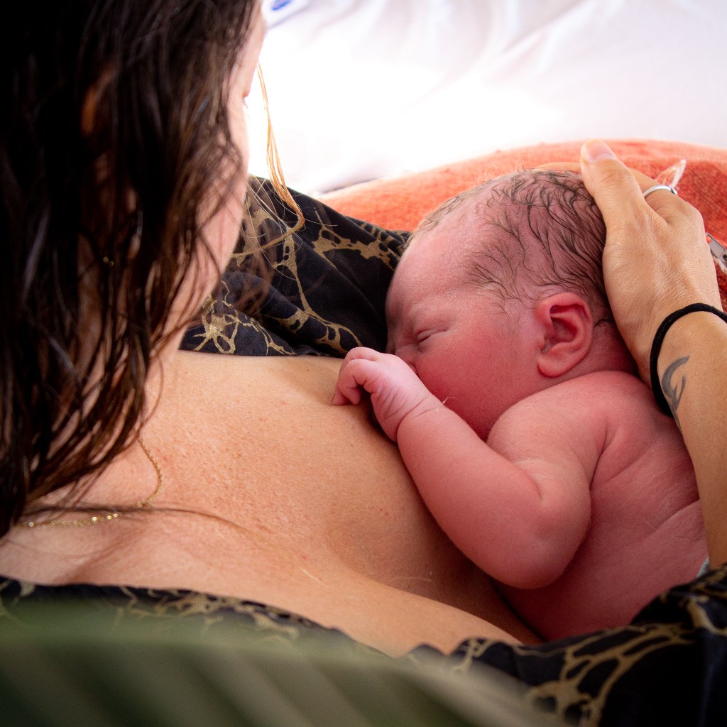 Fotografía de nacimiento respetado en Barcelona. Rosa Mota ofrece una experiencia extraordinaria, forjando la visión del parto des de la contratación, escuchando y empatizando con la situación.