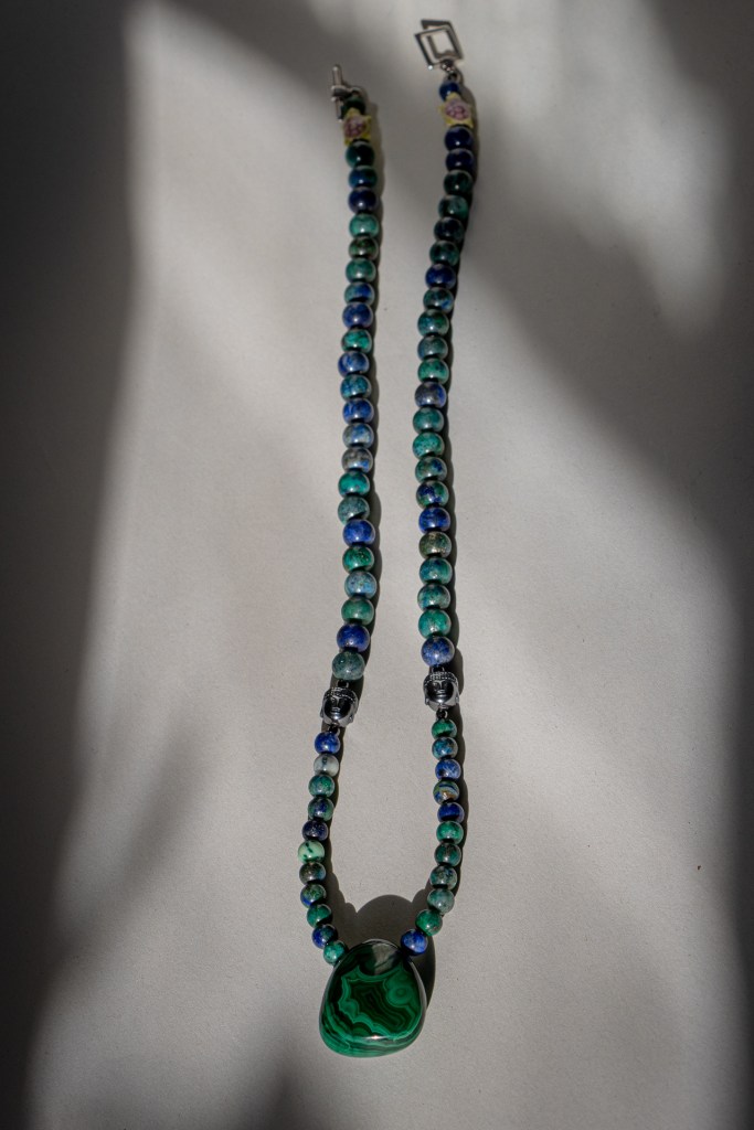 Collar largo artesanal con malaquita y azurita – transmite transformación y verdad.