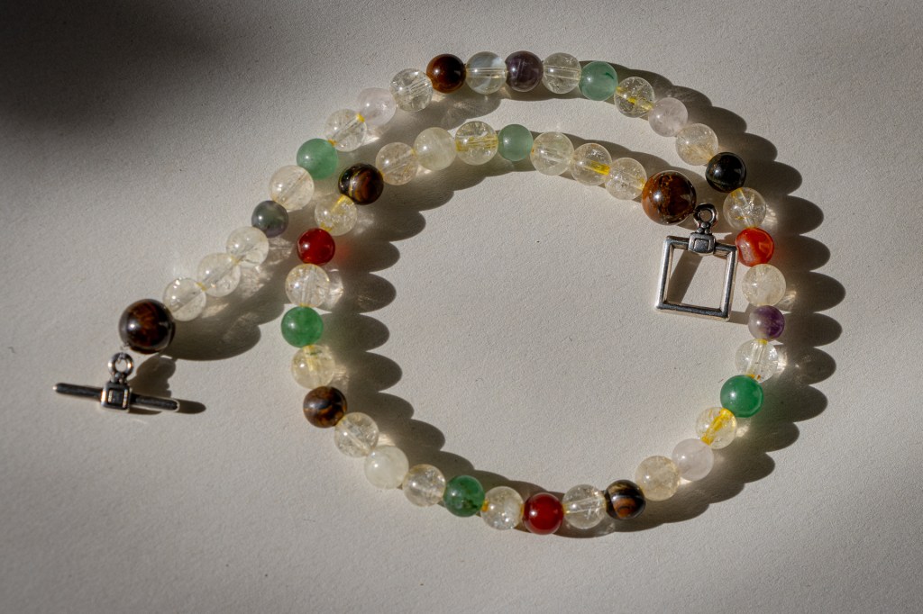 Collar corto artesanal con citrino, cuarzo blanco y ojo de tigre para confianza y claridad.