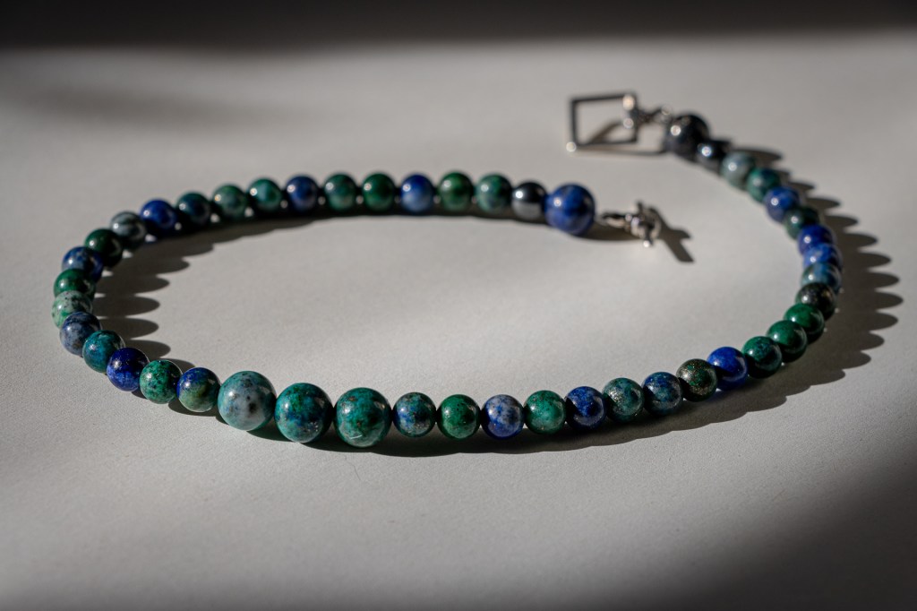 Collar corto artesanal de azurita hecho a mano para acompañar comunicación y verdad.