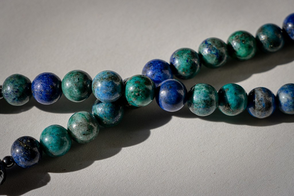 Cuentas de azurita para pieza de artesanía creada a partir de una intención personal– Proyecto In Lak’ech