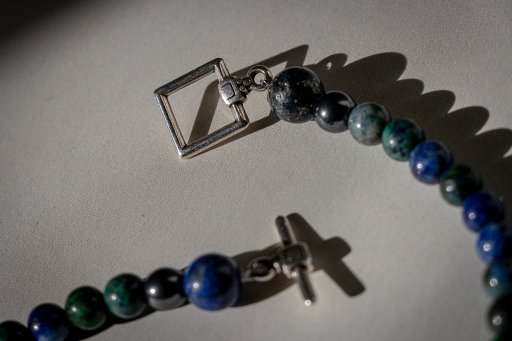 Pieza de artesanía creada a partir de una intención personal, con piedras azurita seleccionadas – Proyecto In Lak’ech