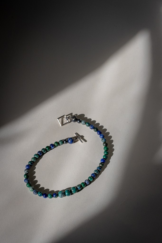 Collar artesanal personalizado con piedras azurita, creado para acompañar procesos personales – Proyecto In Lak’ech.