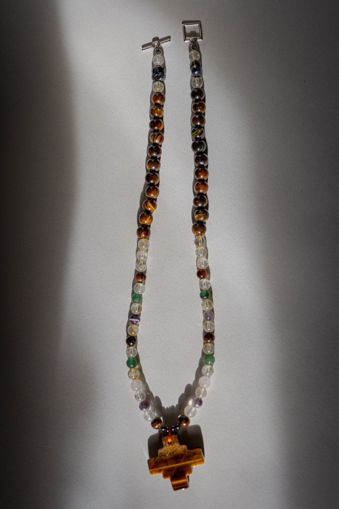 Collar largo artesanal con ojo de tigre y piedras de equilibrio para sostén emocional.